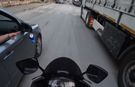 Otomobilden atılan çöpü alıp geri fırlattı