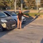 Trafik yoğunluğu oluştu, vatandaş araçların geçişini yönlendirmeye çalıştı