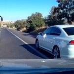 Güvenlik şeridini ihlal edip makas atan otomobil trafiği tehlikeye düşürdü