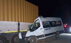 İşçi servisi tıra saplandı: 1 ölü, 6 yaralı
