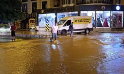 İzmir’de hareketli gece: 2 mahalleyi su bastı