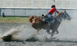 Atlarla tozu dumana kattılar