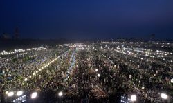 Pakistan'nın eski Başbakanı yüzbinler önünde seslendi