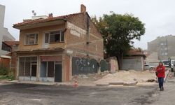 Eskişehir'deki bu bina mahalleliyi tedirgin ediyor