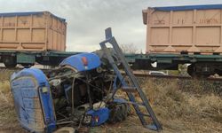 Afyonkarahisar'da tren traktöre çarptı!