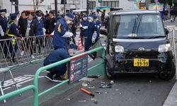 Tokyo'da bir araç barikata çarptı: 1 polis yaralı!