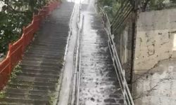 İstanbul'da sağanak yağış: Merdiven şelaleye döndü!