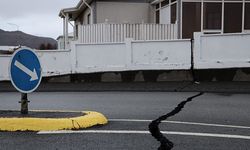 İzlanda'da sismik hareketlilik: Yollarda yarıklar oluştu!