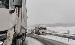 Ardahan’da yollar kapandı, tırlar mahsur kaldı