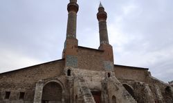 Sivas'ta bir tarihe saygısızlık: Çifte minareye bakın ne yaptılar!