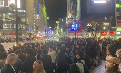 Japonya’da yüzlerce kişinin renkli görüntüsü!