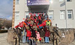 Bitlis'te Jandarma personeli çocuklarla buluştu!