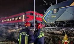 İtalya'da trenler kafa kafaya kaza yaptı: 17 yaralı!
