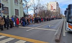 Yüzlerce vatandaş bakın ne için kuyruğa girdi?