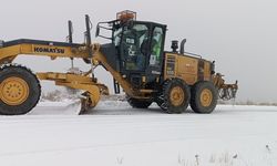 Köy yollarında mücadele sürüyor: Yoğun kar yağışı!