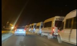 Servisçiler yol kapatma eylemi yaptı