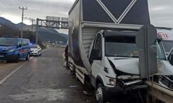 Sakarya'da kamyonet bariyerlere ok gibi saplandı: 2 yaralı!