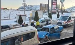 Otomobil park halindeki araçlara çarptı: 2 yaralı!