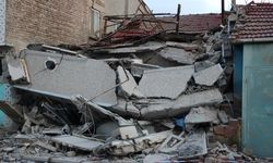 Eskişehir'de iki katlı bina çöktü!