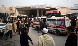 Pakistan’da polis aracına bombalı saldırı: 6 ölü!