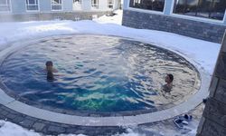 Uludağ'da karların ortasında havuz keyfi