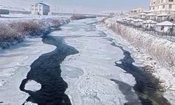 Aşırı soğuklar Aras Nehri'ni dondurdu