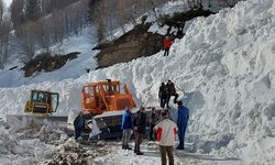 Çığ altında kalan iş makinesi 10 gün sonra çıkartıldı