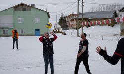 Bu köyde 31 yıldır kar voleybolu oynanıyor!