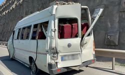 Devrilen minibüsteki 12 kişi yaralandı!