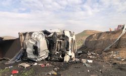Şırnak'ta devrilen tırın sürücüsü yaralandı!