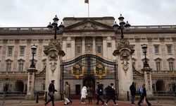 Buckingham Sarayı’nın kapısına araçla çarpan şahıs gözaltına alındı!