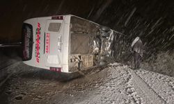 Bingöl'de yolcu otobüsü devrildi: 21 yaralı