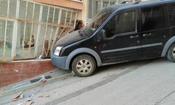 Eskişehir'de freni boşalan araç eve çarptı