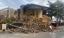 Bitlis’te sağanak yağışla bir taş ev yıkıldı!