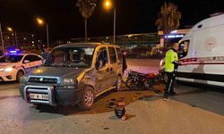 Otomobille çarpışan ehliyetsiz motosiklet sürücüsü yaralandı
