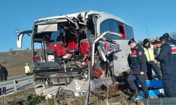 Bilecik’te yolcu otobüsü bariyerlere çarptı: 14 kişi yaralandı