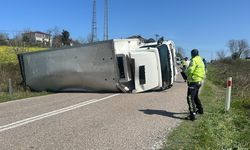 Sinop’ta devrilen kamyonun sürücüsü yaralandı!