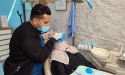 Filistinli diş hekimi hastaları çadırda tedavi ediyor!
