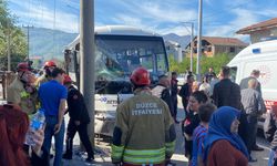 Halk otobüsü direğe çarptı: 12 yaralı