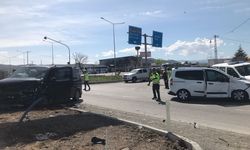 Bingöl’de minibüs ve hafif ticari araç çarpıştı: 15 yaralı!