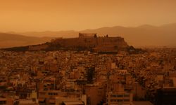 Atina’da Sahra'dan gelen çöl tozu gökyüzünü turuncuya boyadı