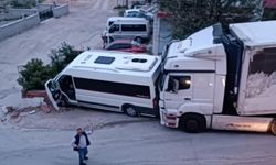 Eskişehir'de tır minibüse çarptı!