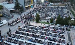 Bilecik’te düzenlenen iftar yemeğine binlerce kişi katıldı