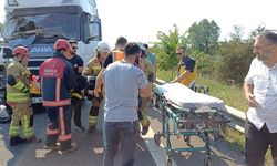 Otoyolda tanker ile tır çarpıştı: 2’si çocuk 5 kişi yaralı