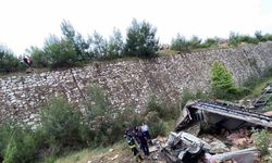 20 metrelik uçuruma düşen kamyonun sürücüsü öldü