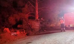Çanakkale’de otomobil ağaca çarptı, 2 kişi hayatını kaybetti