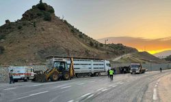 Siirt’te tır devrildi: 2 kişi yaralandı, 40 küçükbaş hayvan telef oldu