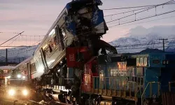 Şili’de iki tren kafa kafaya çarpıştı: 2 ölü, 9 yaralı