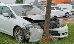 Kaza yapan iki otomobil ağaca çarparak durabildi: 2 yaralı