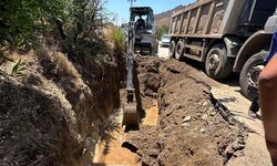 Bodrum’da otomobil çukura düştü